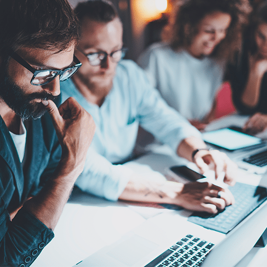 Imagen que representa a personas trabajando en la transformación digital de su empresas