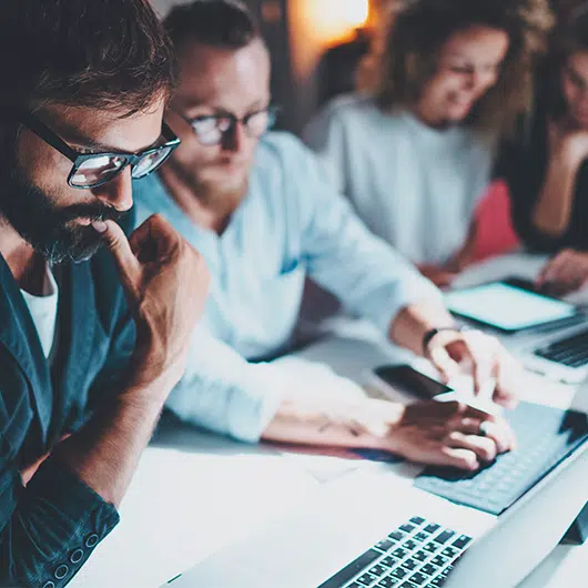 Imagen que representa a personas trabajando en la transformación digital de su empresas